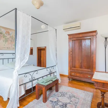 Traghetto Vecchio House *